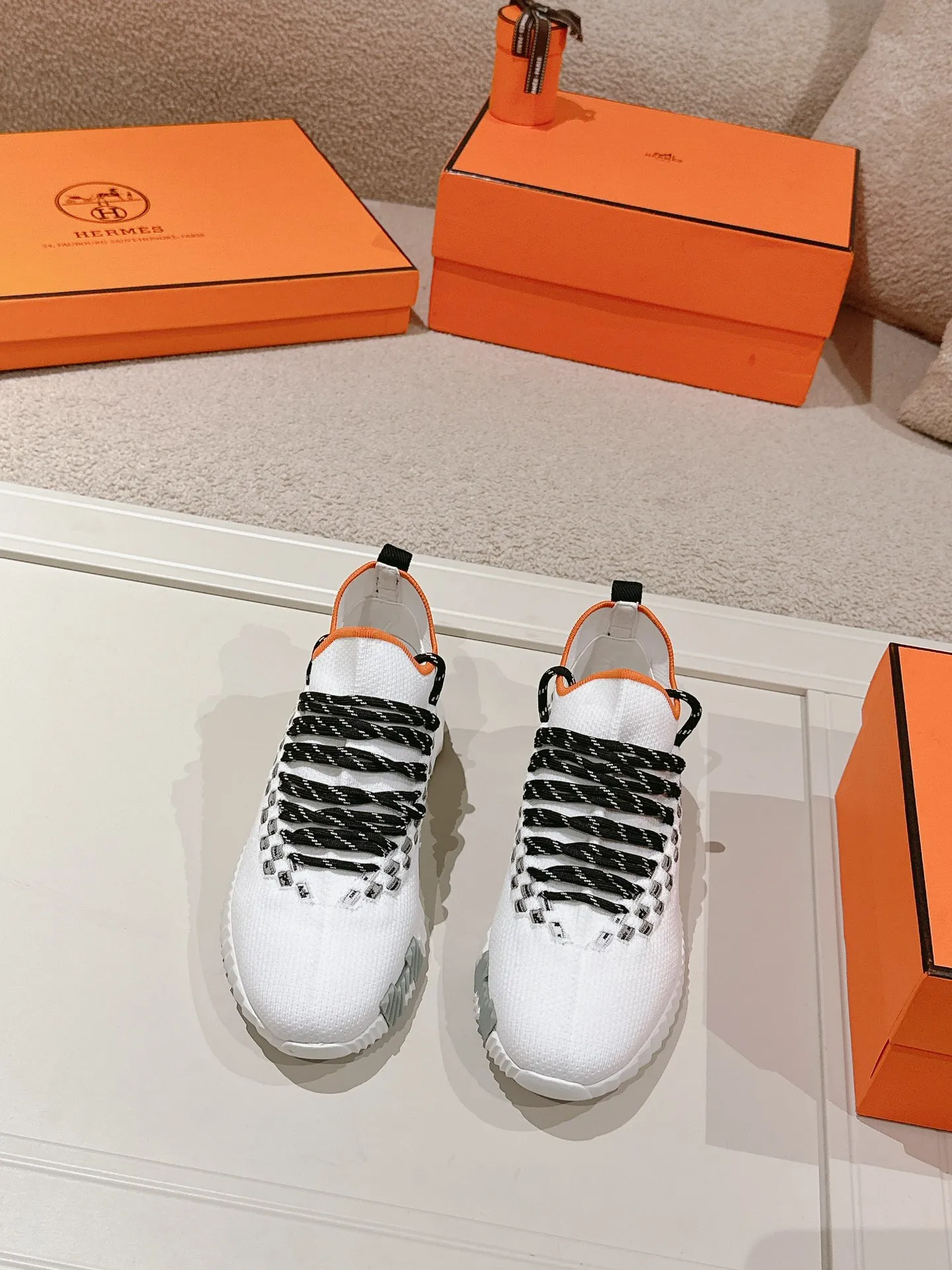 Men's shoes 💰600💰 Hermes top version # Hermès H family classic couple's casual sports shoes Couple's casual sports dad shoes combine high-tech canvas and suede goatskin, and are decorated with an exaggerated "H" letter on the rubber sole. The italic design and bright colors show vitality and continue the brand's design inspiration. Stroll around the city lightly and feel free and comfortable. Exquisitely packaged at the delivery counter 🛍📦 Fabric: Original special material and cow suede Lining: Customized breathable mesh Outsole: Open-molded TPU + rubber foam material Bottom thickness: 3CM Size: 35-45